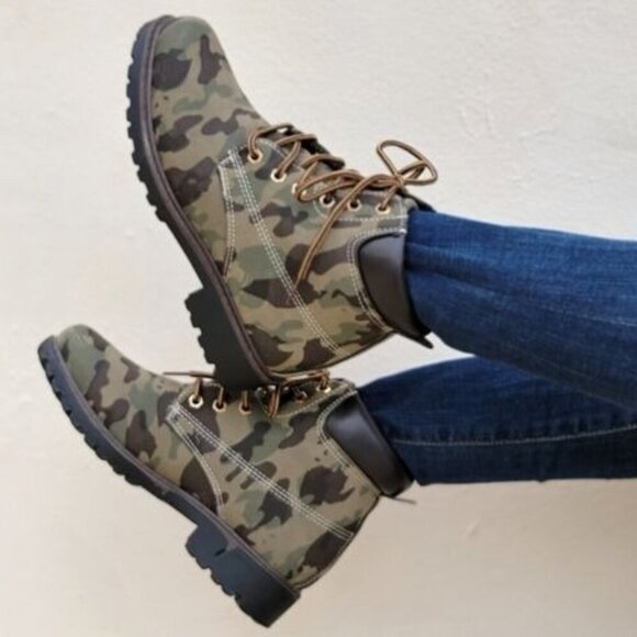 Shoes - Women's Camouflage Combat Lace-up Ankle Boots Low Heel